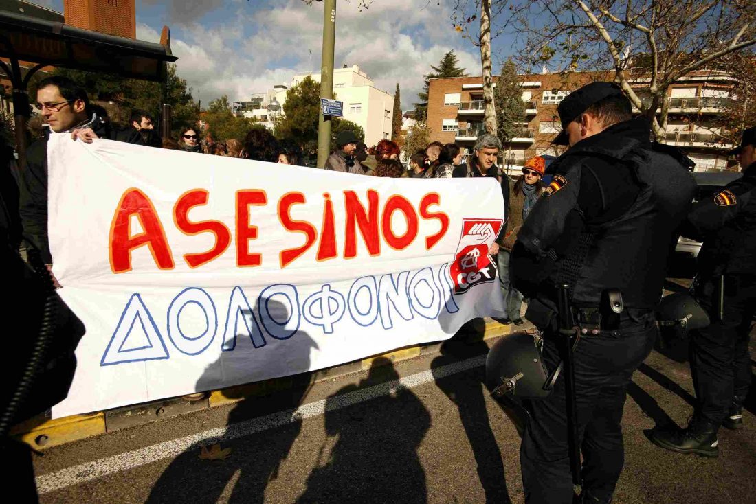 Diversos colectivos y organizaciones, entre ellas la CGT, se concentran ante la embajada de Grecia en Madrid para protestar por el asesinato de Alexandros