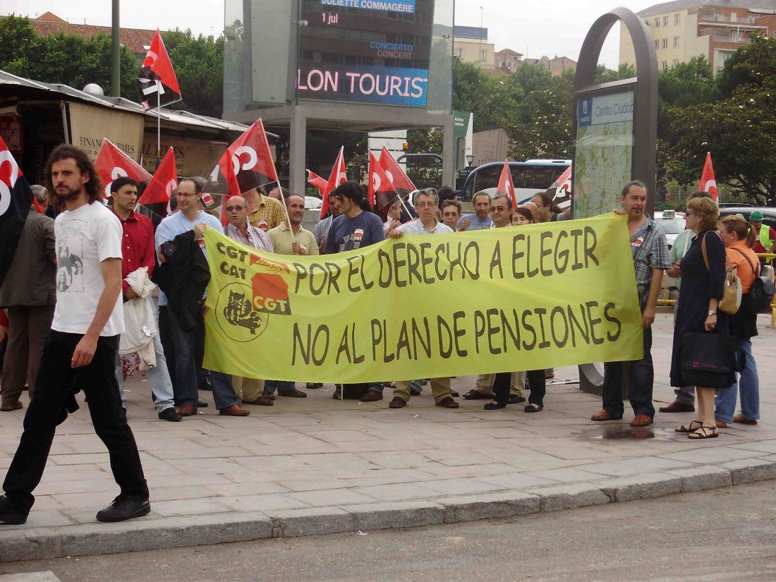 CGT hace una primera entrega con más de 12.000 firmas en contra del plan de pensiones de l@s trabajador@s de la Admón. Pública