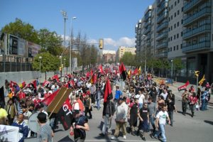 Un millar de anticapitalistas se manifiestan desde Sabadell  a Badia del Vallès contra el paro, la precariedad y la exclusión social