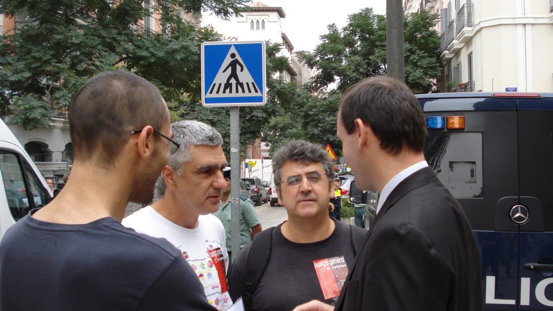La CGT se ha concentrado ante la embajada francesa en Madrid (23/9/2010)