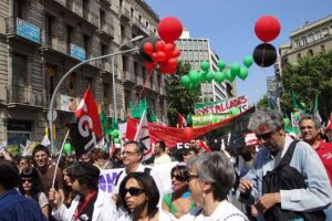 Barcelona : Masiva asistencia del bloque autónomo en la manifestación contra los recortes sociales.
