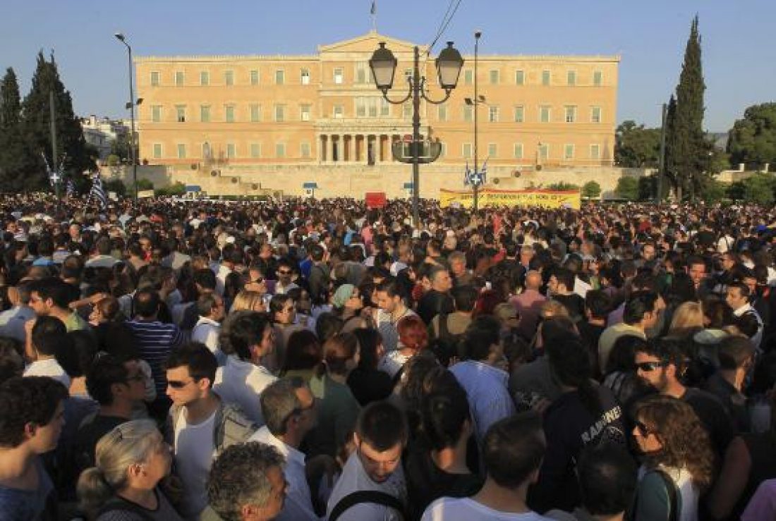 Grecia : Miles de personas indignadas ocupan plaza Sintagma protestando contra los recortes