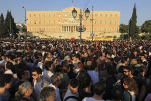 Grecia : Miles de personas indignadas ocupan plaza Sintagma protestando contra los recortes