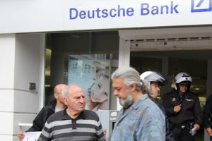 CGT ocupa una sucursal de Deutsche Bank en Sevilla para exigir la libertad de detenidos el 25-S