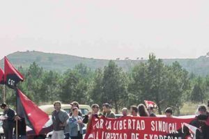 Lucha de los extrabajadores de Delphi: concentración ante la antigua fábrica y corte de carreteras