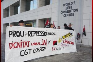 CGT se concentra frente al Palacio de Congresos de Valencia para protestar contra la privatización del servicio público postal y la persecución sindical en Correos