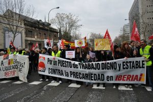 Trabajadores de Iberia se concentran espontáneamente en la T4