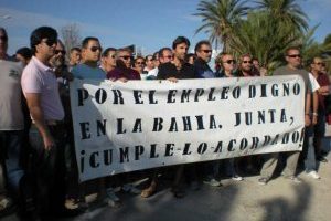 Desalojados ex trabajadores de Delphi de la Delegación de gobierno de  la Junta de Andalucía en Cádiz.