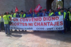 Los trabajadores de Vossloh han marchado hoy hasta la Generalitat valenciana contra los recortes que pretende imponer la multinacional