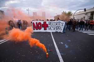 Los trabajadores de la Refinería de Cepsa en Tenerife cortan el tráfico durante horas