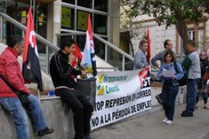 Concentración en Correos de Tenerife contra la represión de la empresa
