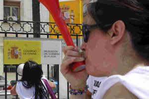 Éxito de participación en la marcha convocada por las limpiadoras del Hospital de la Arrixaca