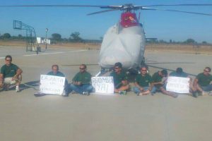 Bomberos del Infoca se encadenan a helicóptero en Doñana en apoyo de los despedidos en huelga de hambre