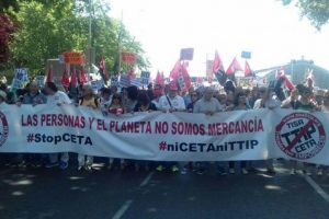 Miles de personas se manifiestan contra el CETA en Madrid
