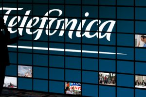 Telefónica prohíbe a Rojo y Negro TV informar sobre su Junta de Accionistas