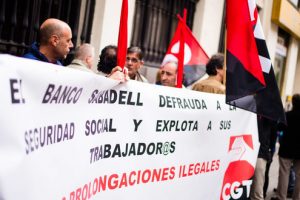 CGT convoca una protesta contra la política laboral y la reconversión del sector bancario ante la Junta General de Accionistas de Banco Sabadell en Alicante
