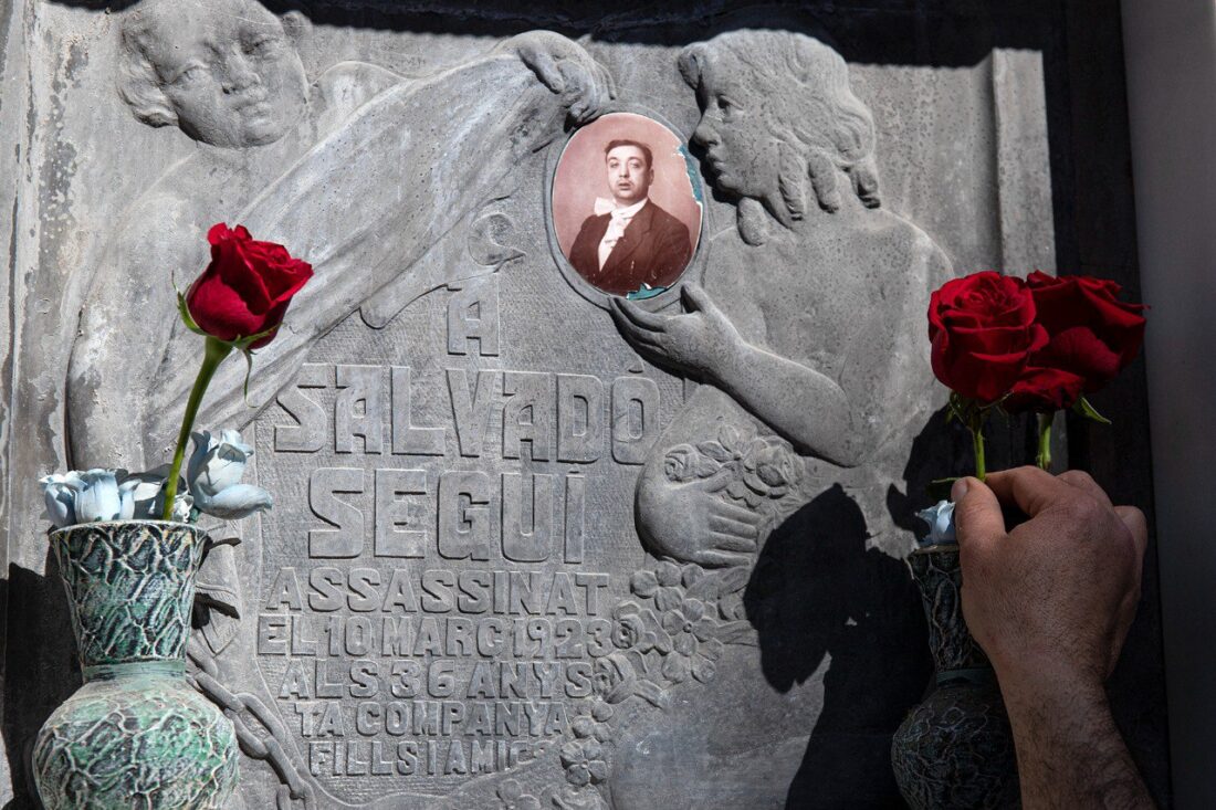 CGT conmemora el centenario de asesinato de Salvador Seguí en el cementerio de Montjuic junto con otras organizaciones anarcosindicalistas