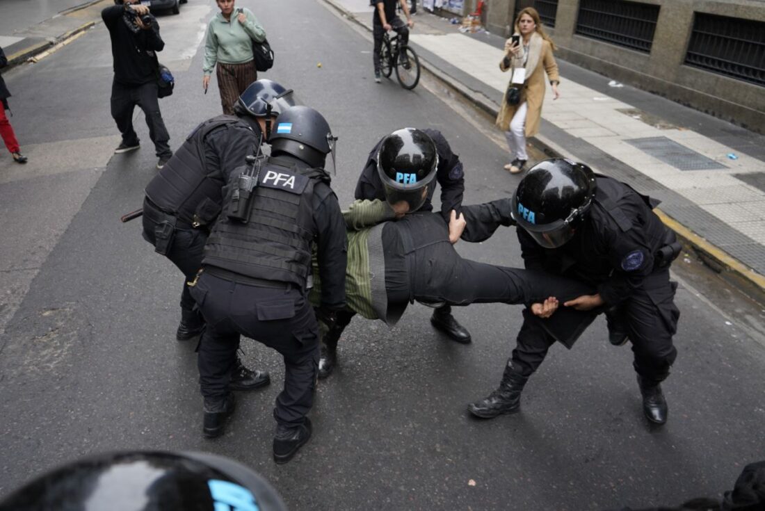 CGT muestra su preocupación ante la represión ejercida por el Estado argentino durante las manifestaciones contra la ‘Ley de Bases’.