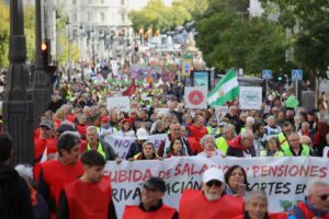 Miles de personas salen a la calle en Madrid en una nueva jornada de lucha por unas pensiones dignas para las personas trabajadoras