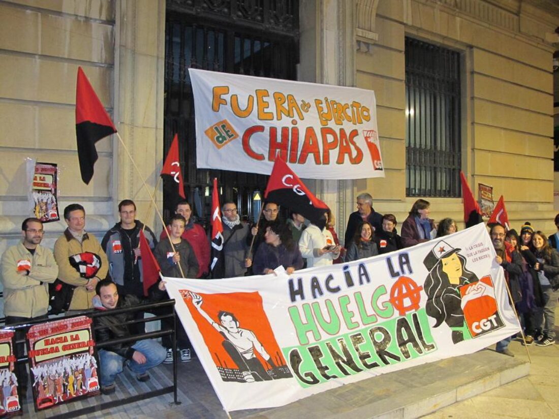 Murcia : La CGT se concentra contra el aumento de la edad de jubilación y para denunciar las agrasiones contra las comunidades zapatistas.