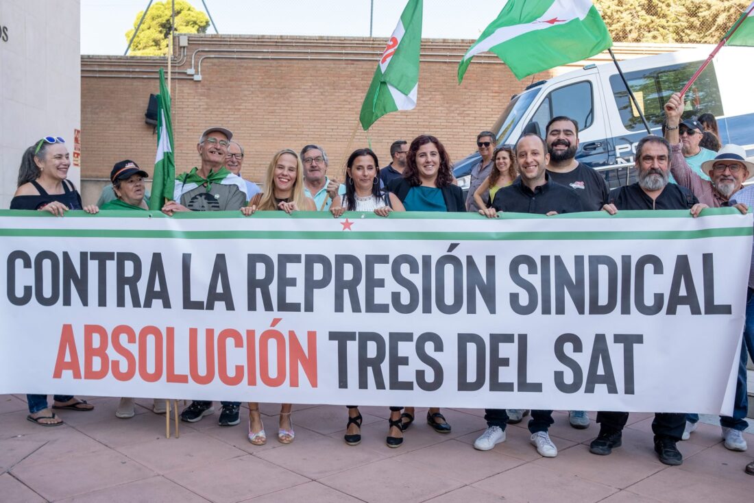 CGT celebra la absolución de las tres sindicalistas del SAT de Granada.