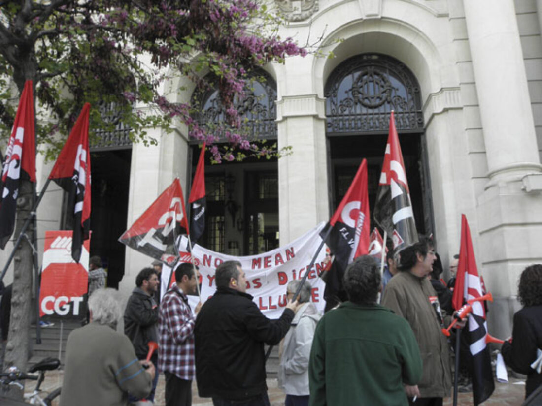 CGT inicia en Valencia concentraciones diarias ante Correos en protesta por la persecución a una empleada con baja médica a la que la empresa obliga a trabajar