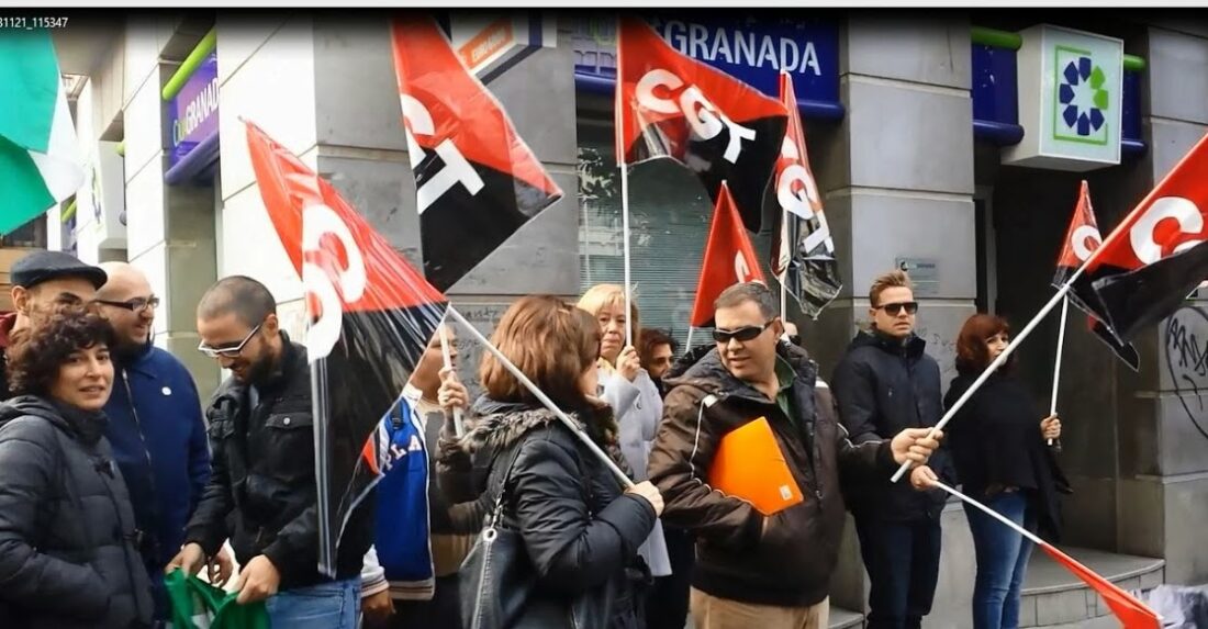 CGT y SAT okupan la Seguridad Social y el banco de Santander en Granada