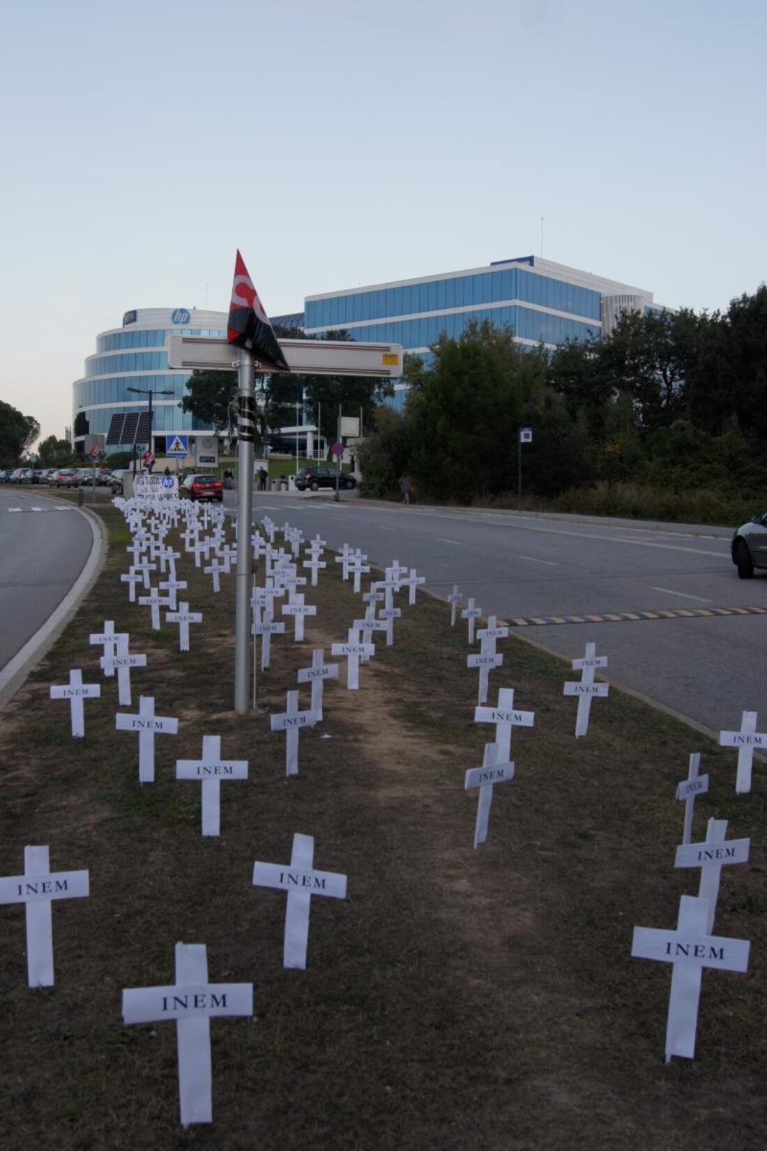 CGT Planta 157 cruces frente a la sede de Hewlett-Packard en Sant Cugat