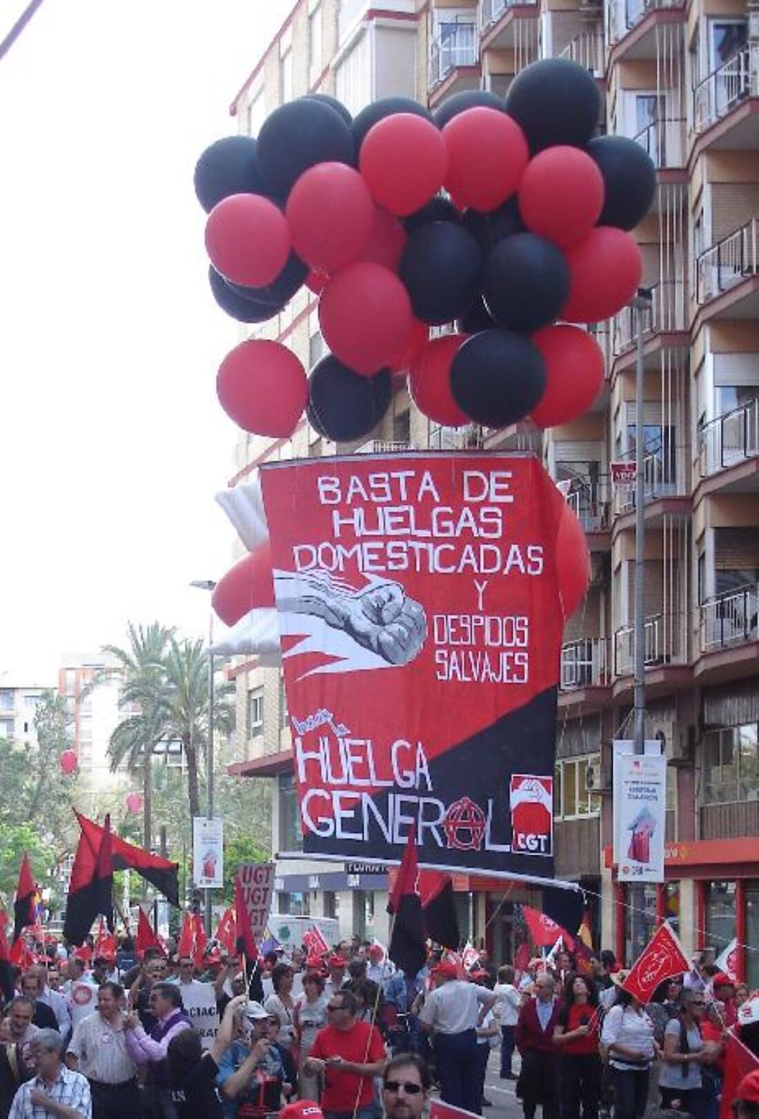 Lxs trabajadorxs de Santa Bárbara se concentran frente al Parlamento andaluz