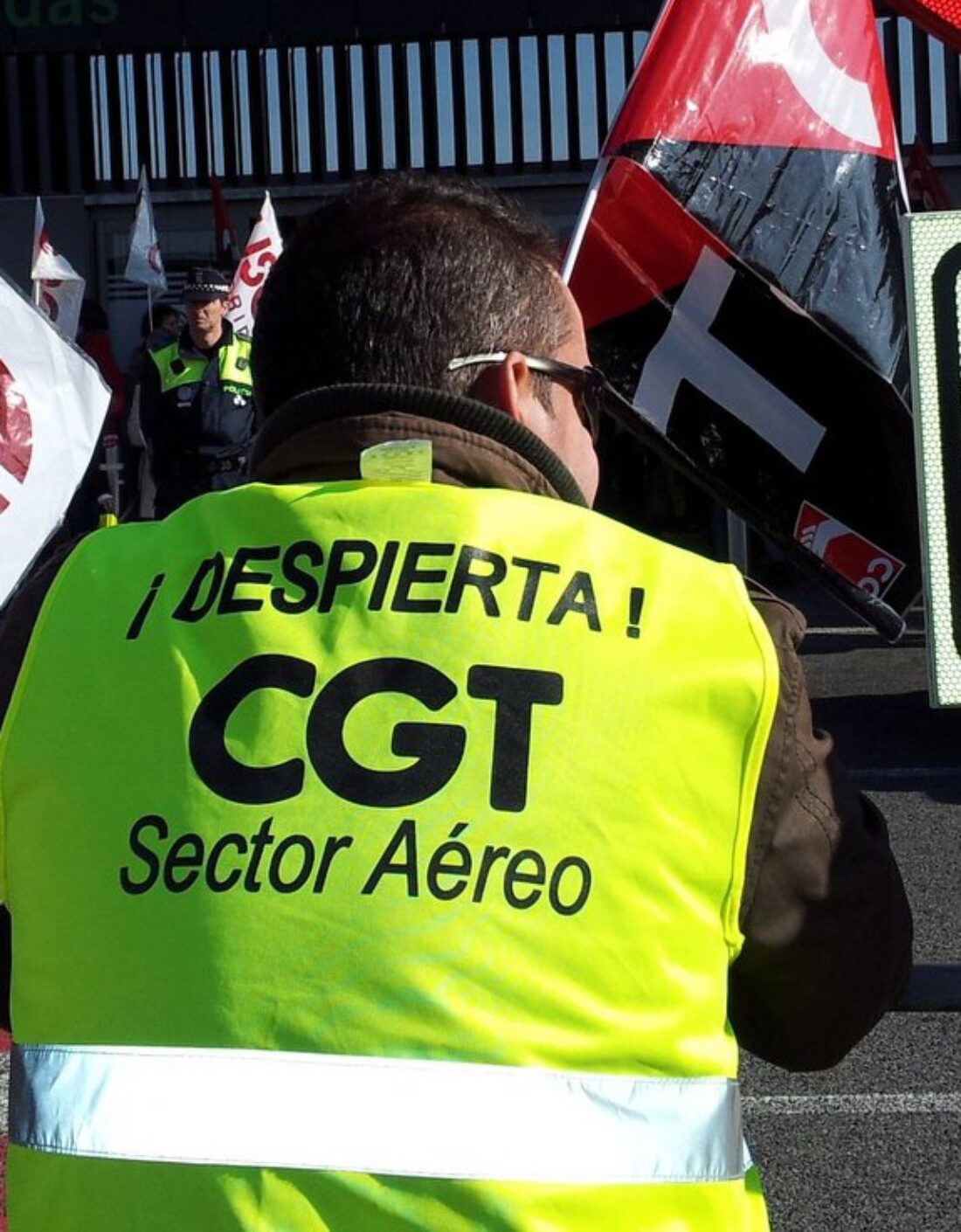 Trabajadores de limpieza del Aeropuerto de Barajas, en lucha contra los recortes en el sector Aéreo impuestos por Aena.