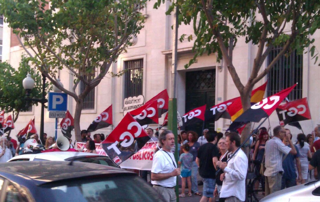 Alicante. Concentración y cacerolada frente al Banco de España