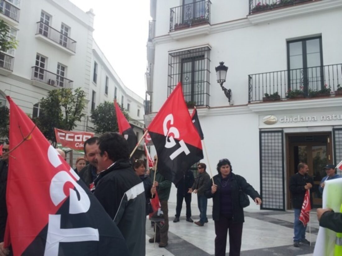 La plantilla de recogida de la basura, de Chiclana, convoca una huelga para el próximo 1 de enero